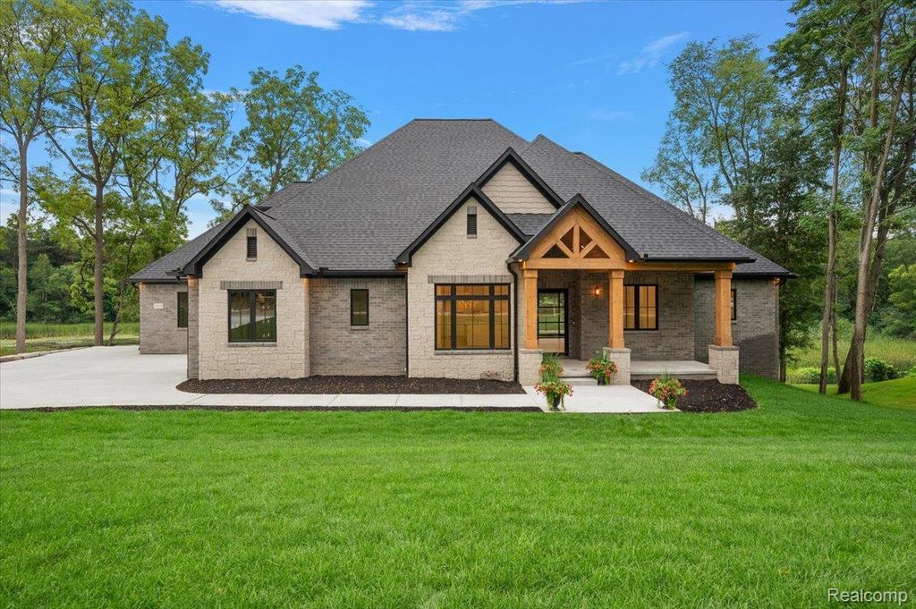 1059 Iroquois Trail, Oxford charter township