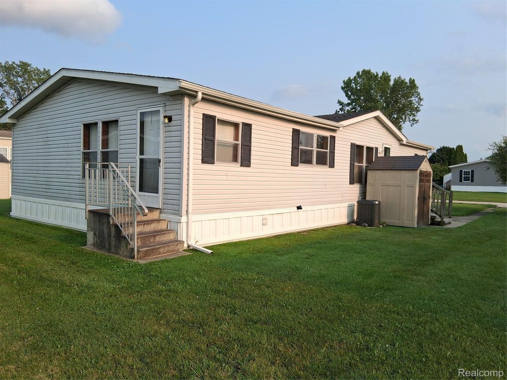 29142 Rosewood Street, Flat Rock city