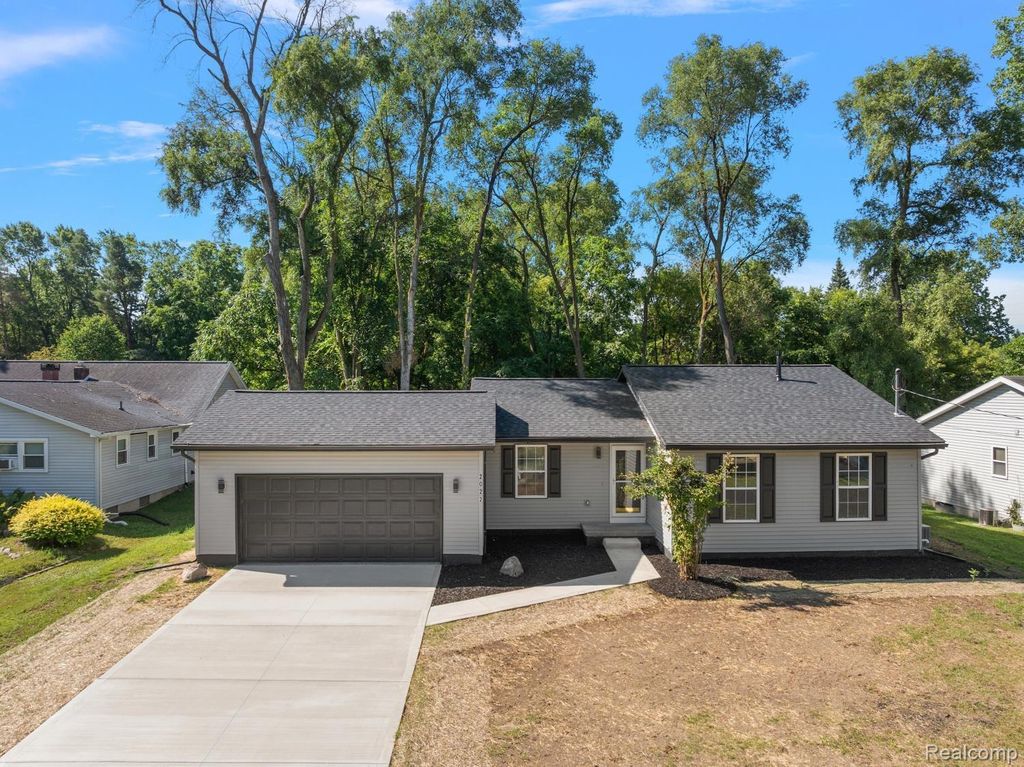 2022 Robinson Road, Lansing city