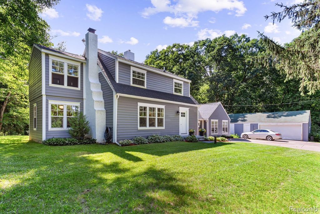11646 Dixie Highway, Holly township