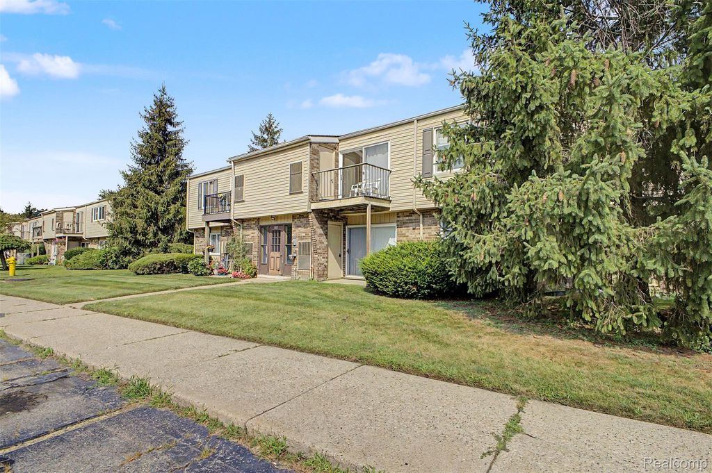 38220 Fairway Court, Clinton Township