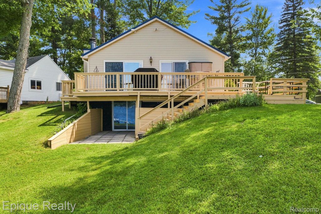 8946 Thomas Street, Plainfield township