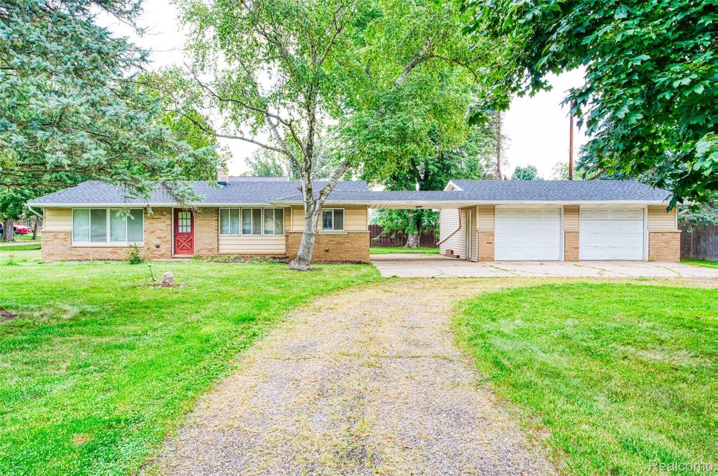 8020 Fairfield Road, Handy township