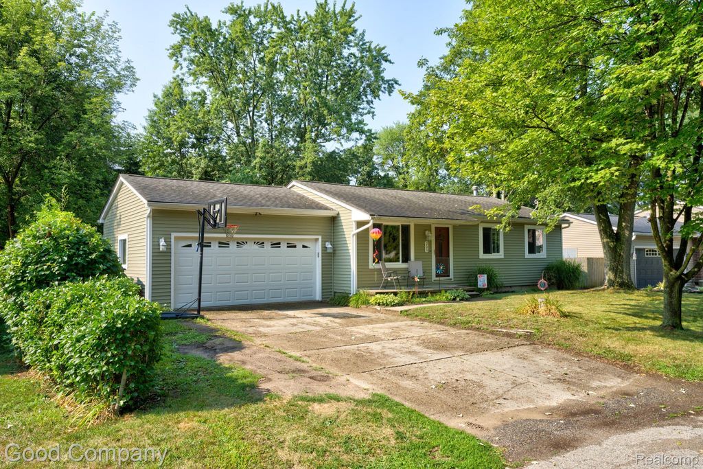 255 Oriole Street, Commerce charter township