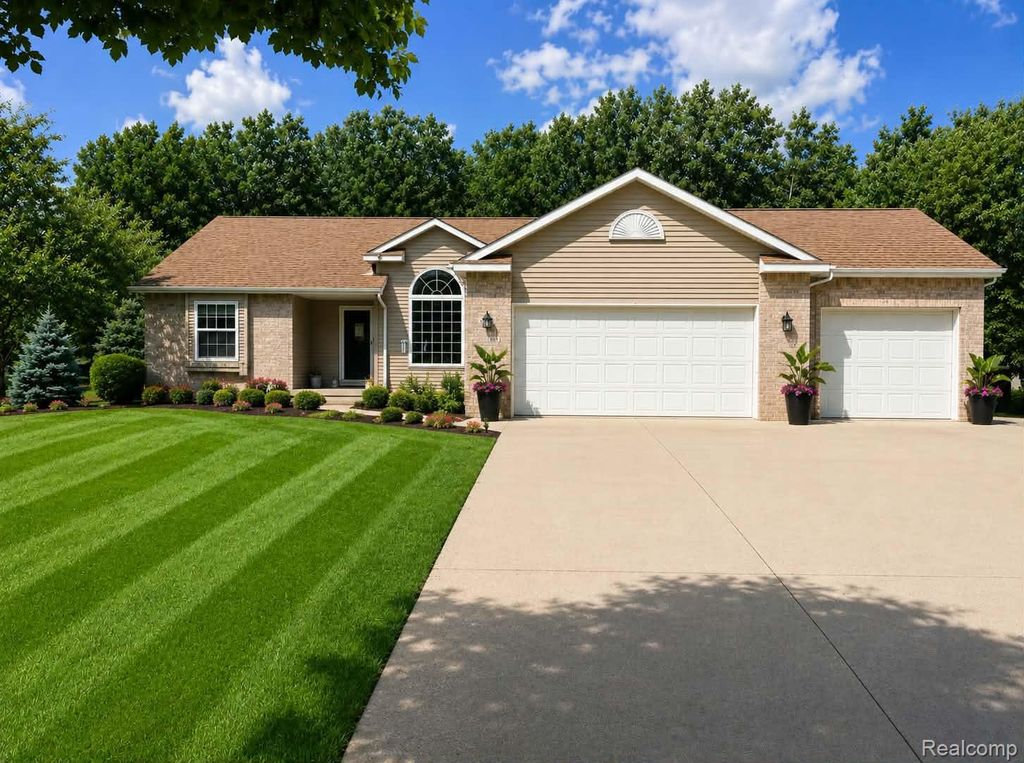10070 N Fenton Road, Mundy township