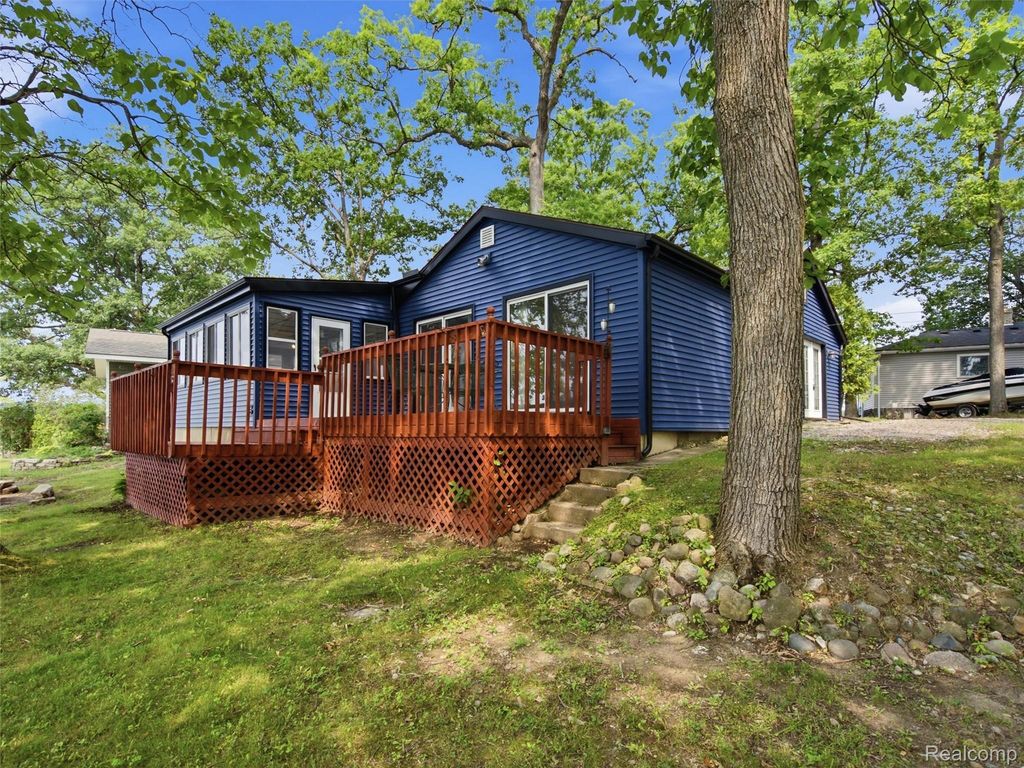 7389 Selma Drive, Argentine township