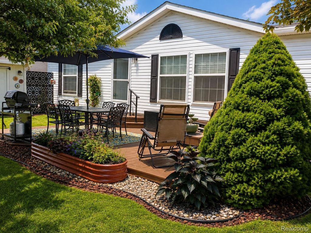 331 Trillum Trail, Oxford charter township