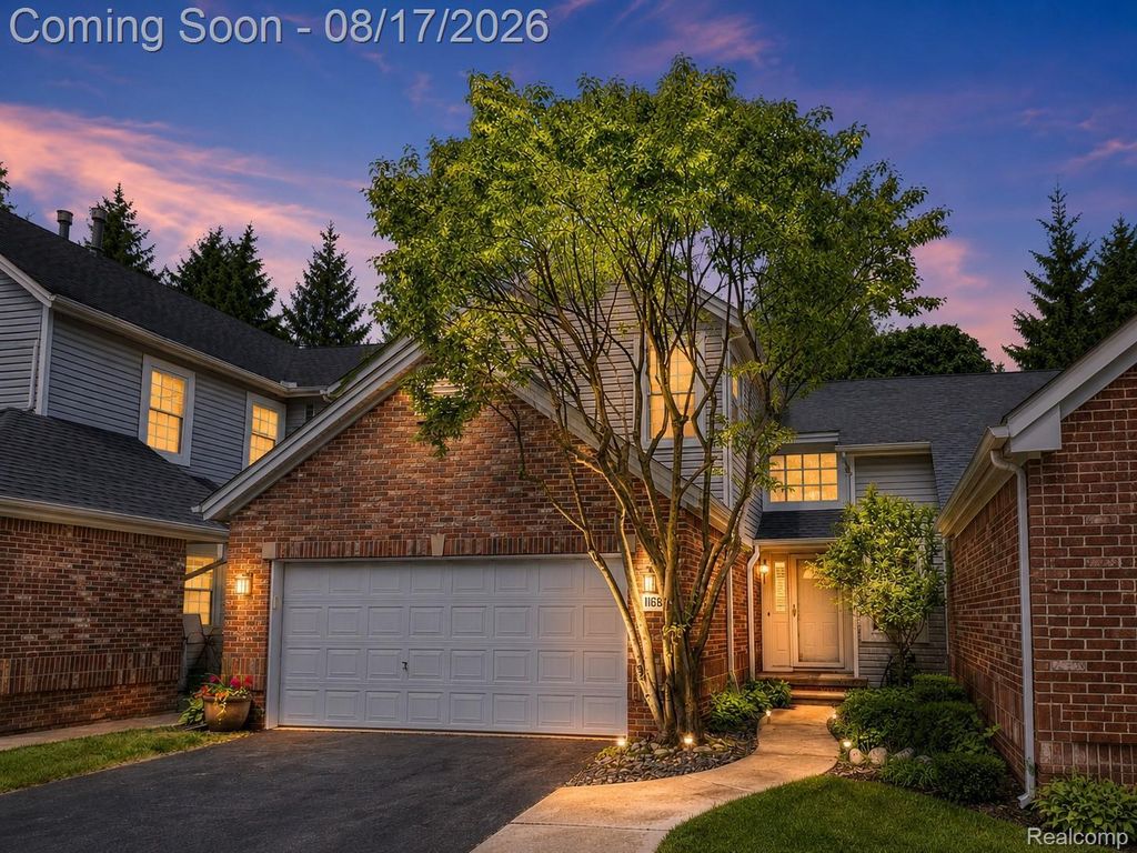 1168 Fairways Boulevard, Troy