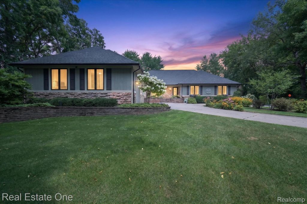 8690 Maxi Court, Springfield charter township