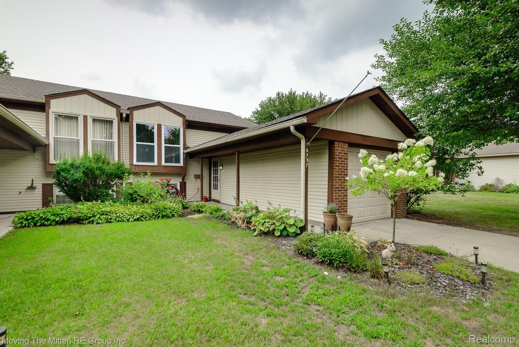 6757 Ardsley Drive, Canton