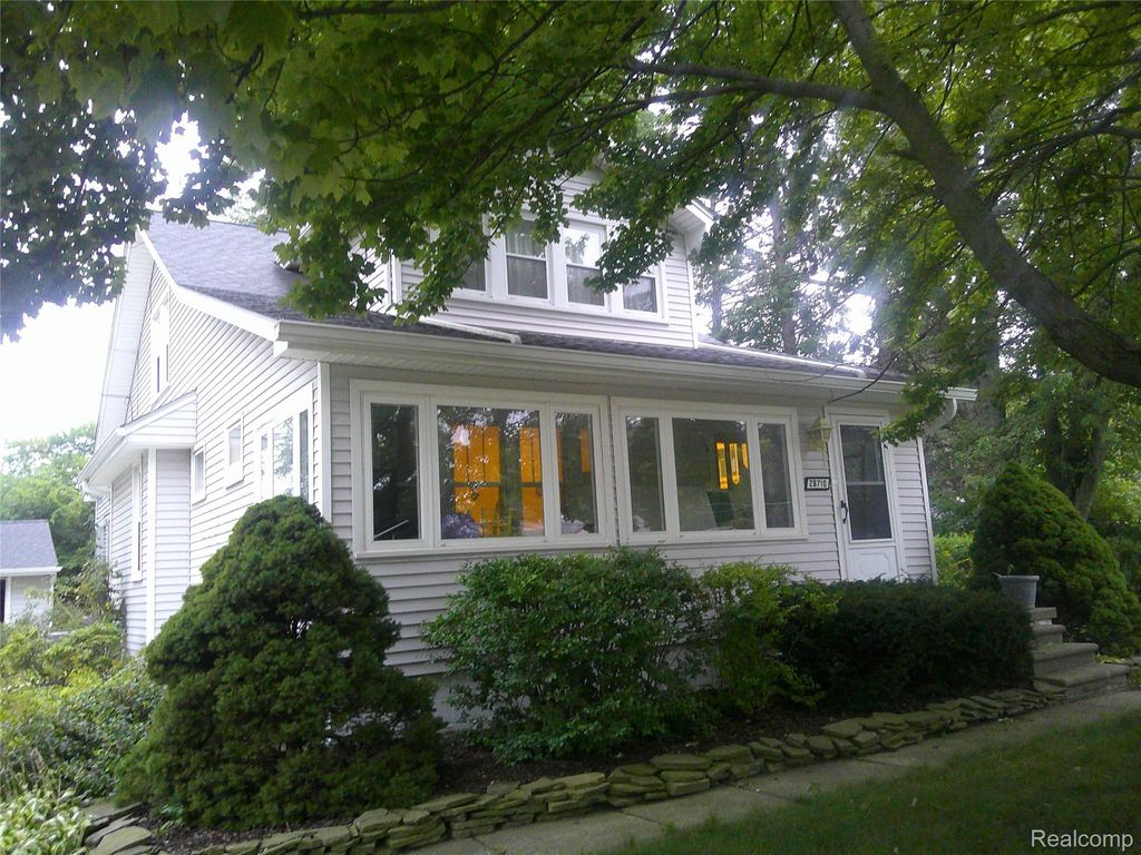 28710 Revere Avenue, Warren city