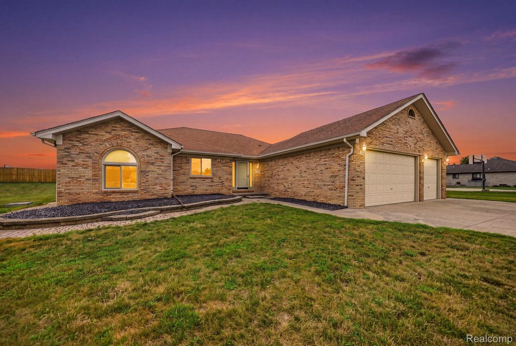 15690 Deepwood Court E, Fraser city