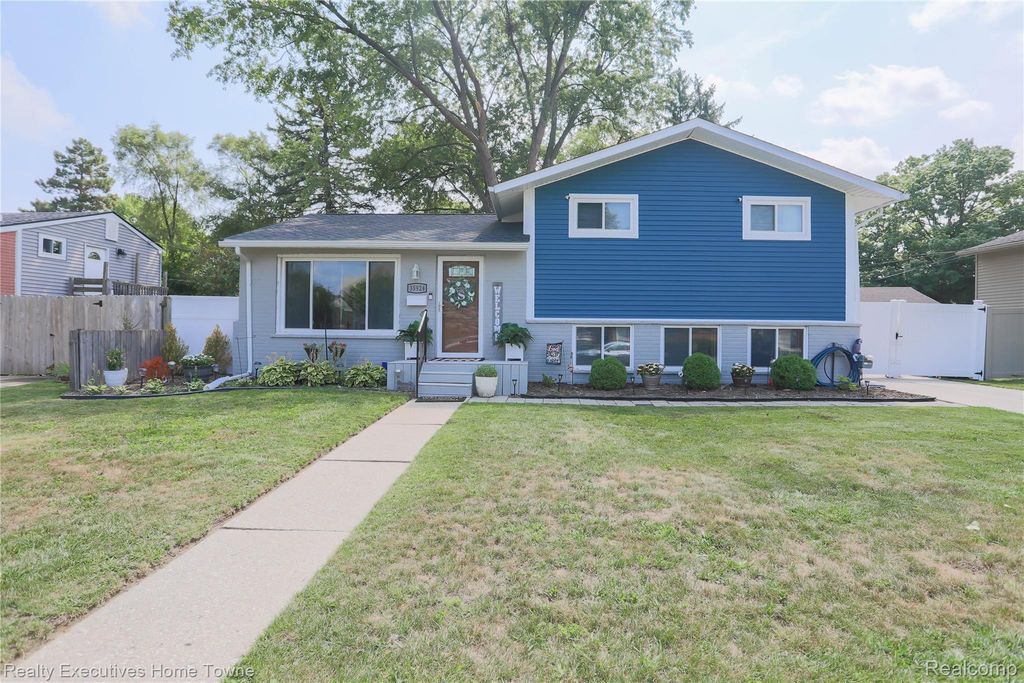 35924 Vaughn Street, Clinton charter township