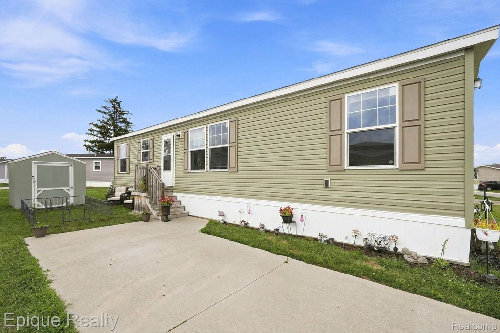 15915 Marentette, Clinton charter township
