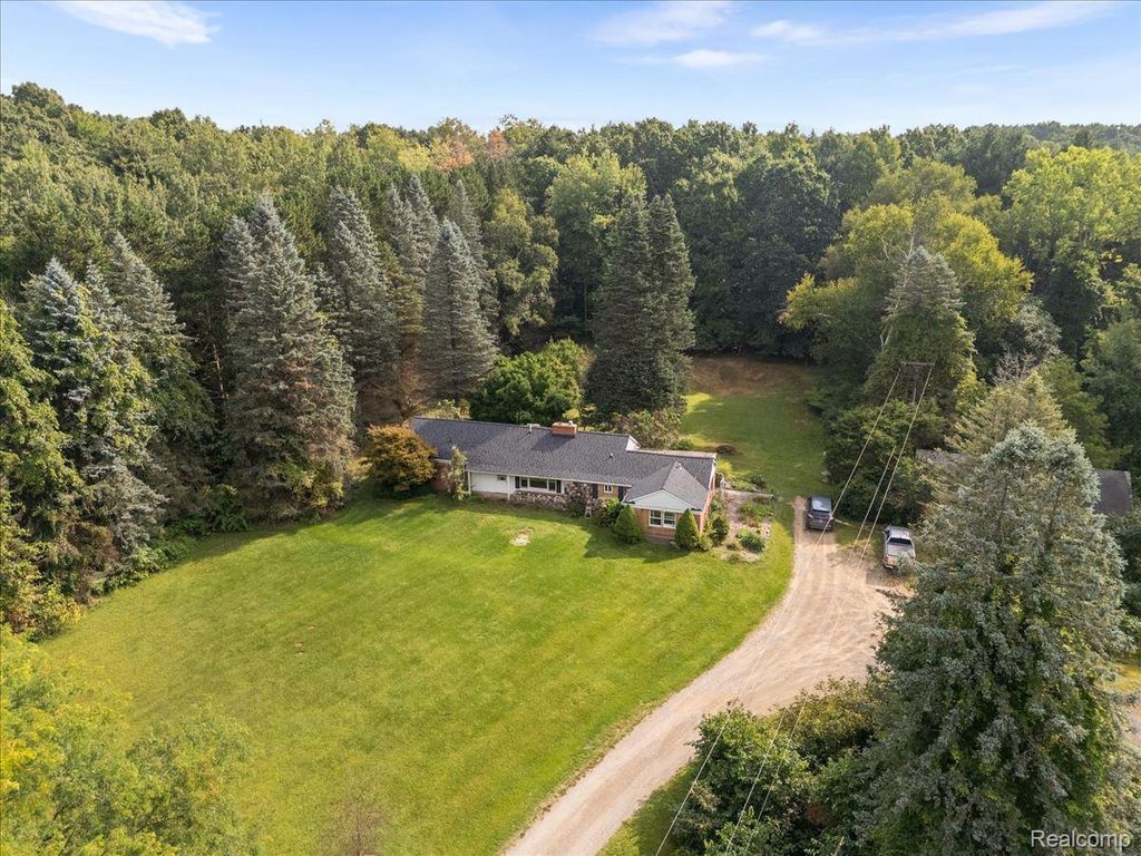 3340 Lapeer N, Lapeer