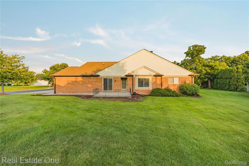 20640 Palm Meadow Drive, Clinton Township