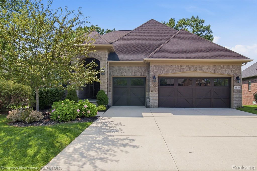 6819 Heirloom Circle, West Bloomfield