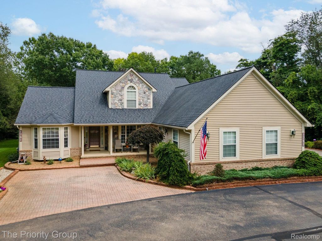 1761 Twin Lakes Boulevard E, Oxford charter township