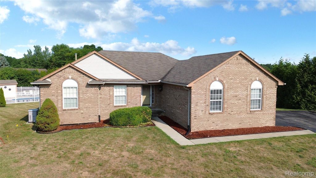 8032 Lark Lane, Mundy township