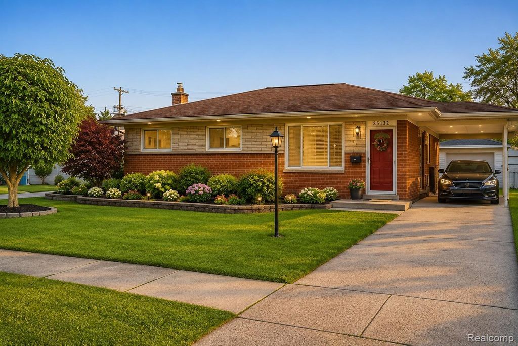 25132 St Clement Drive, Warren city