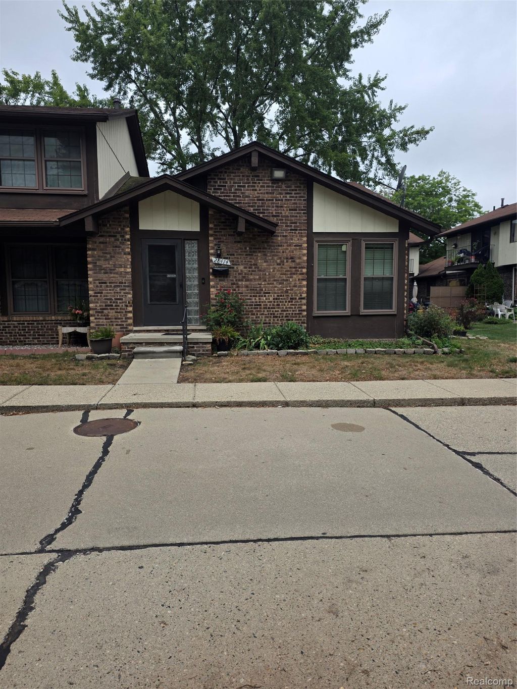 28414 Queens Court, Warren