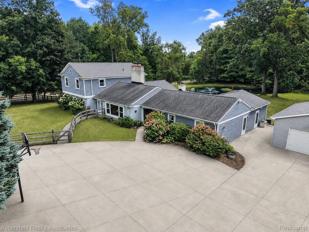 6157 Blue Beech Court, Rochester Hills city
