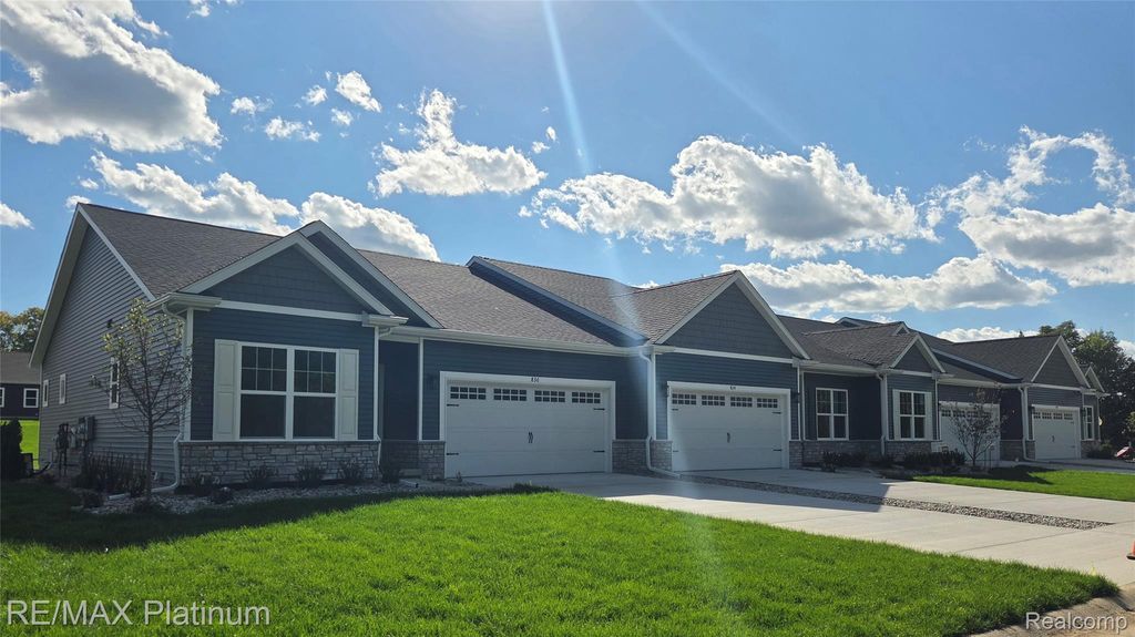 832 Oakwood Circle 34, Fenton
