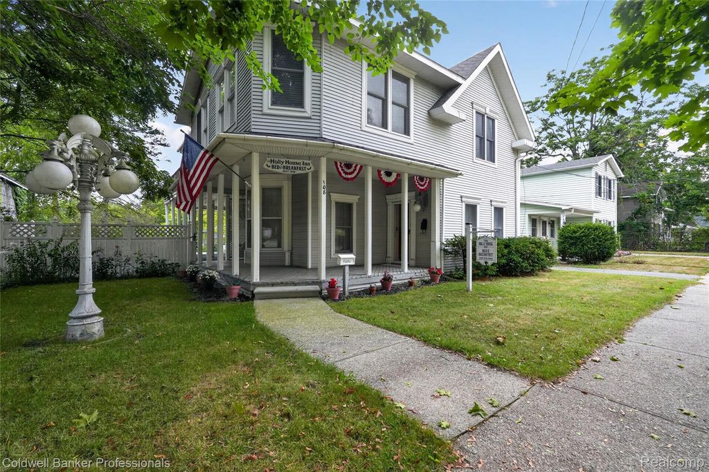 108 College Street, Holly village