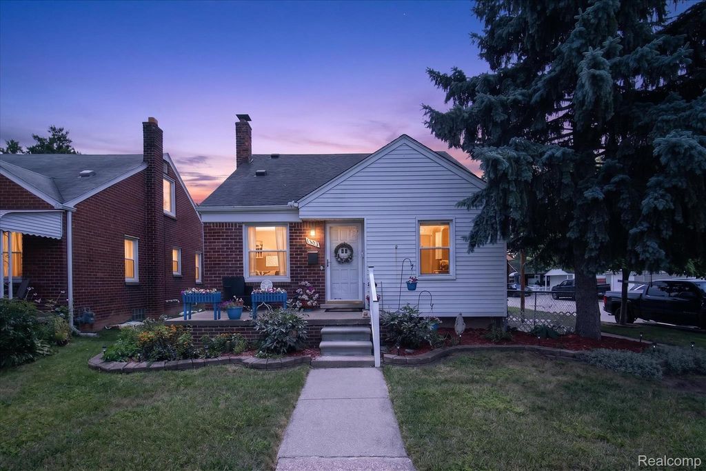 1693 Riverbank Street, Lincoln Park city
