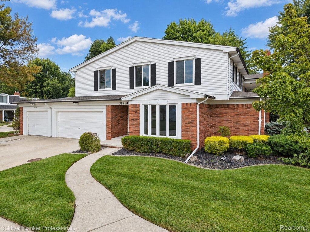 32754 Barclay Square 20, Warren