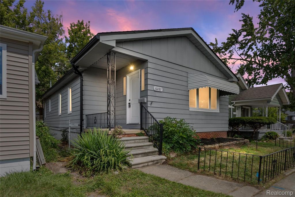 8287 Meadow Avenue, Warren city