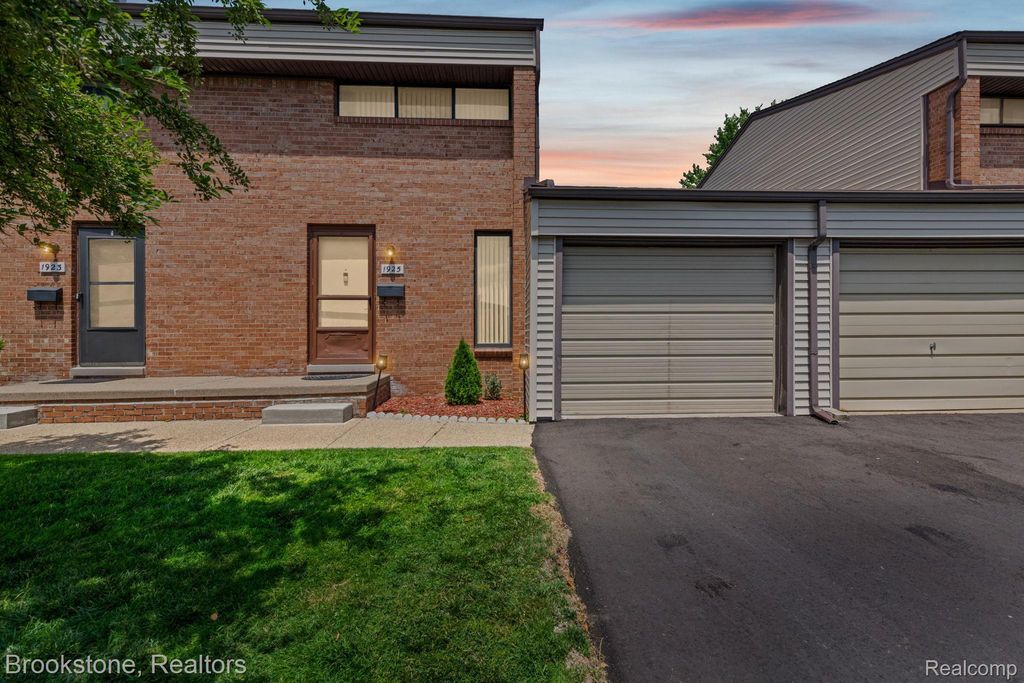 1925 Nicholas Court, Warren