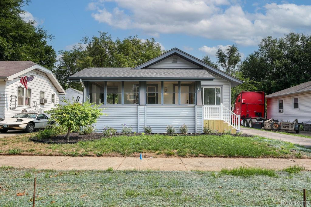 2002 Cartier Street Nw, Flint city