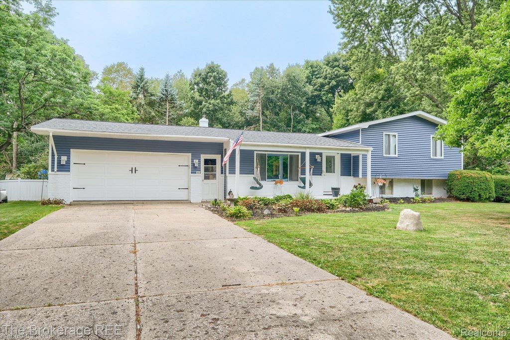 2127 Holly Tree Drive, Davison township