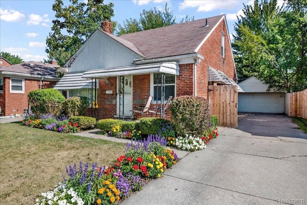 21365 Newcastle Road, Harper Woods