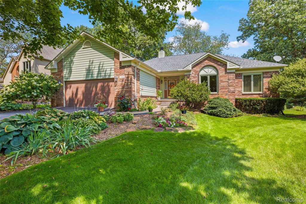 2050 Shire Court, Commerce charter township