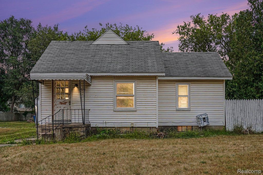 725 E Sherman Street, Holly village