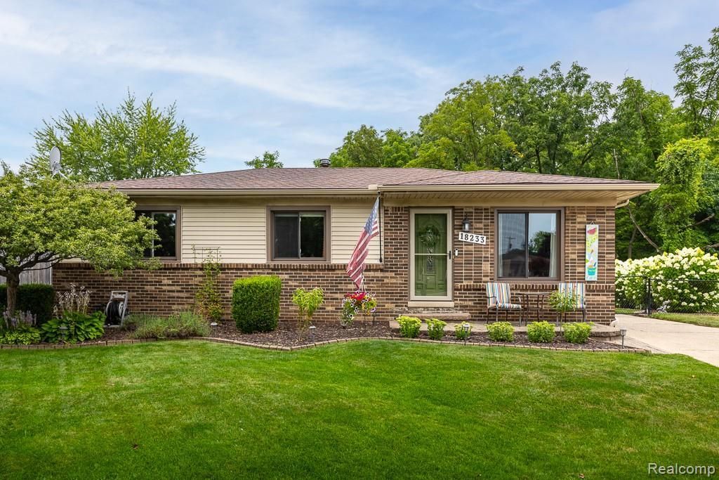 18233 Matthew Drive, Clinton charter township