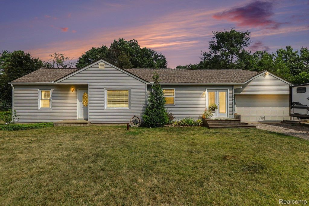 249 S Coats Road, Oxford charter township