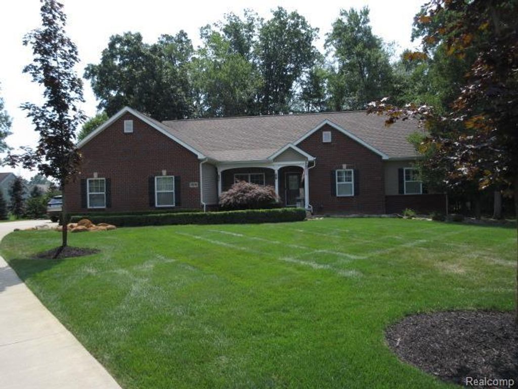 7876 Donegal Court, Tyrone township