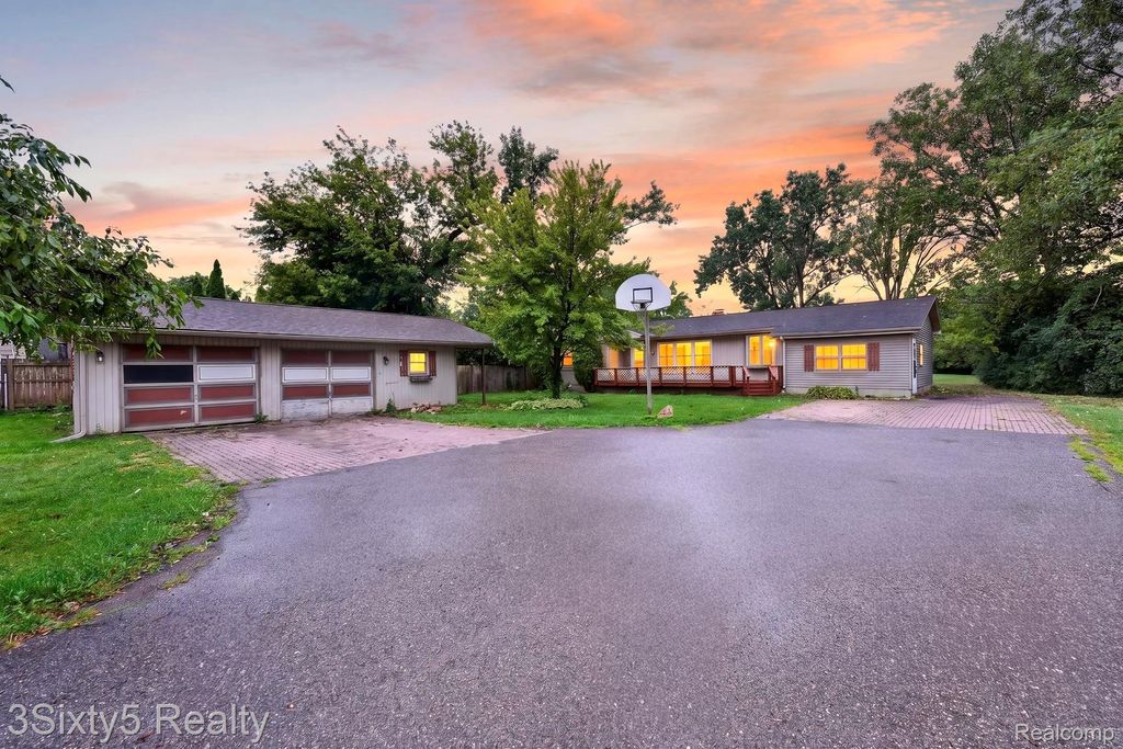 26700 Allen Road, Woodhaven city