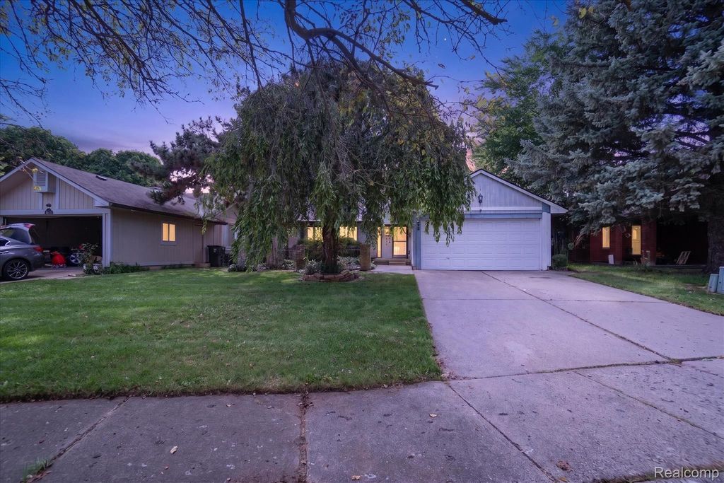 1608 Broad Court, Flint