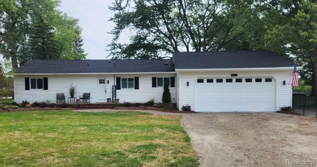 32563 Sutton Road, Chesterfield township
