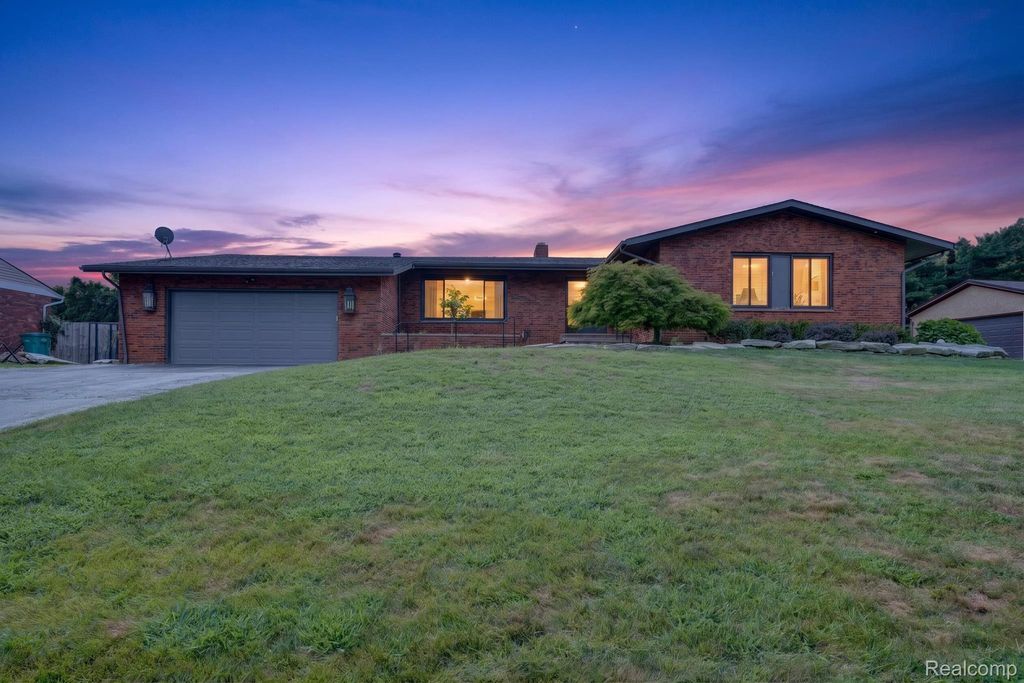 5730 Pine View Drive, York charter township