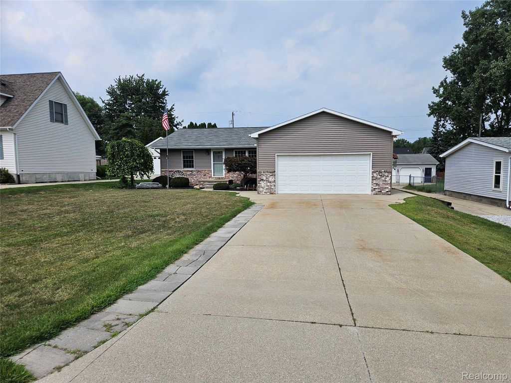 4090 Violet Avenue, St. Clair township
