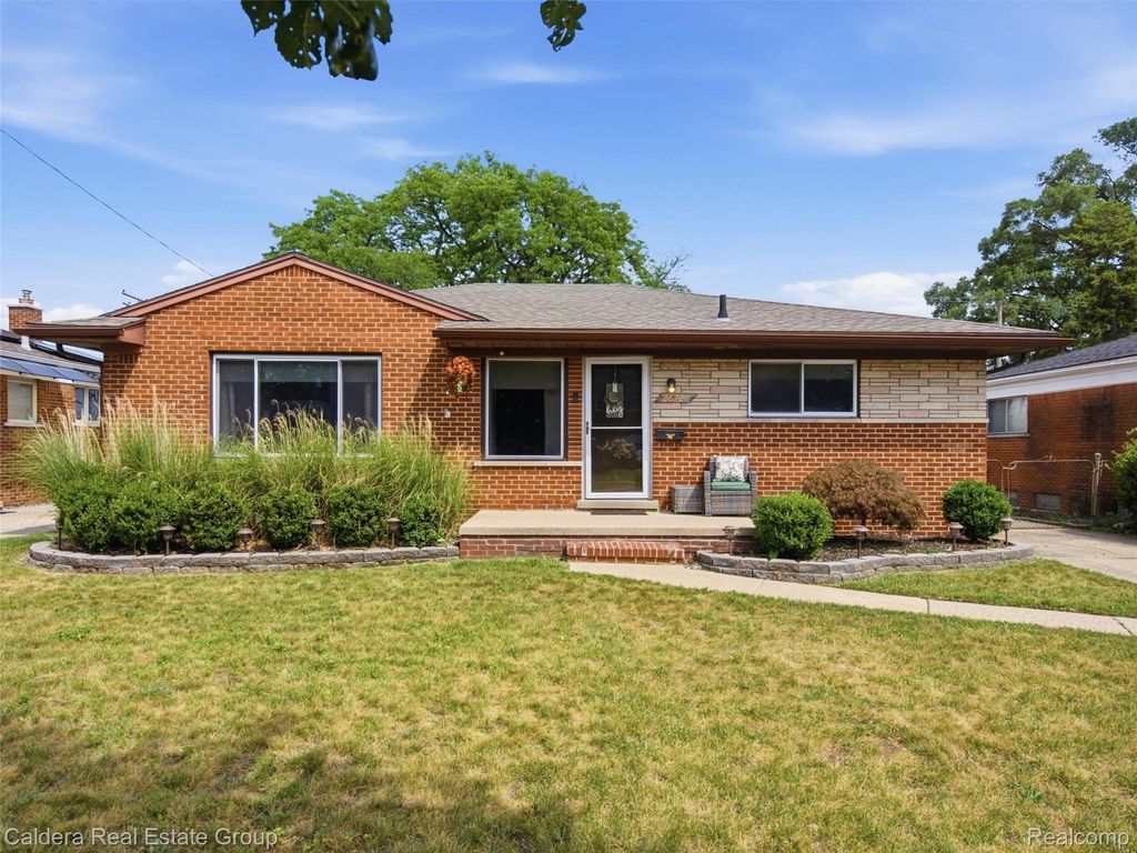 28726 Suburban Drive, Warren city