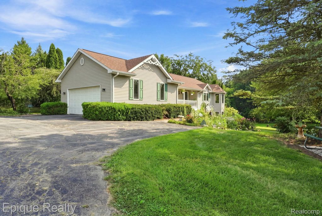 11315 Lippincott Boulevard E, Davison township
