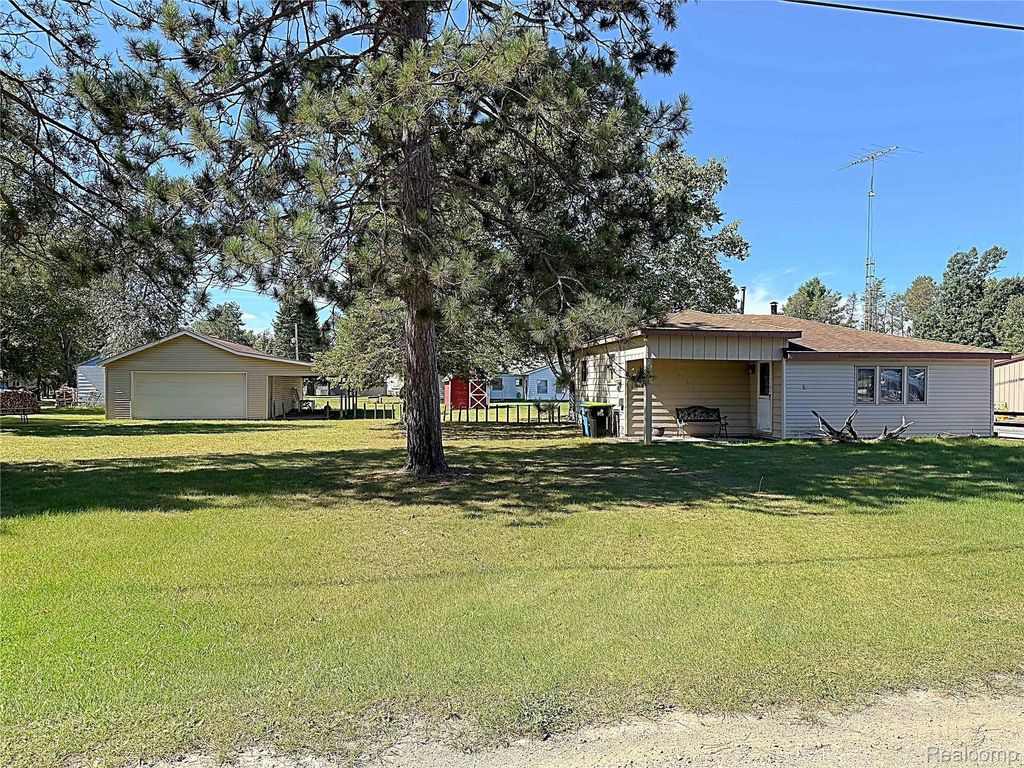 2091 Voight Road, Richfield township