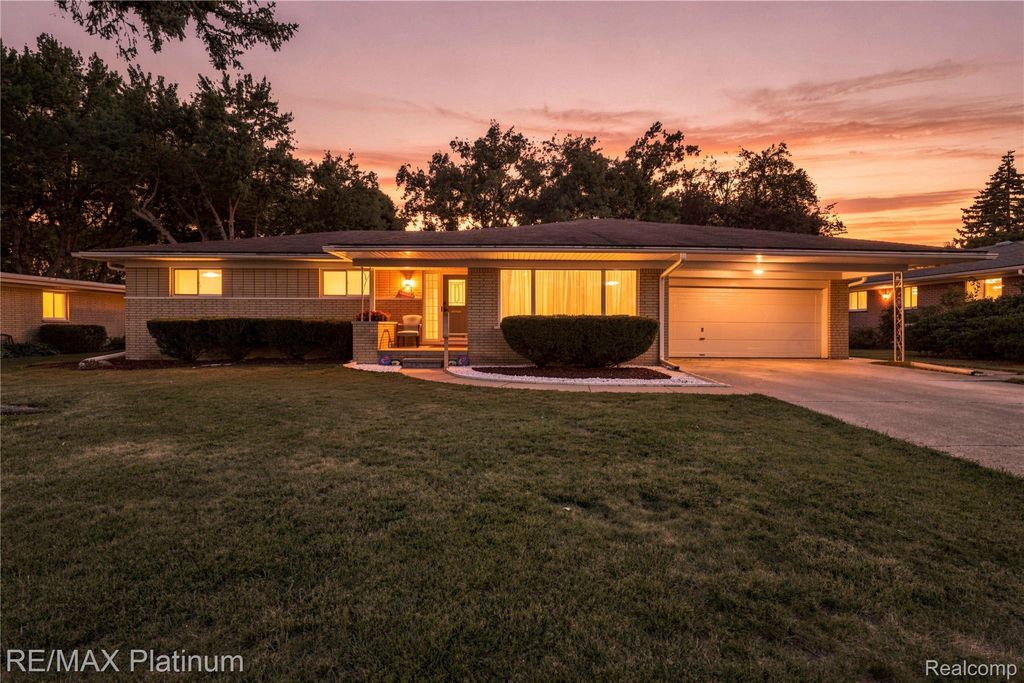 32029 Desmond Drive, Warren city