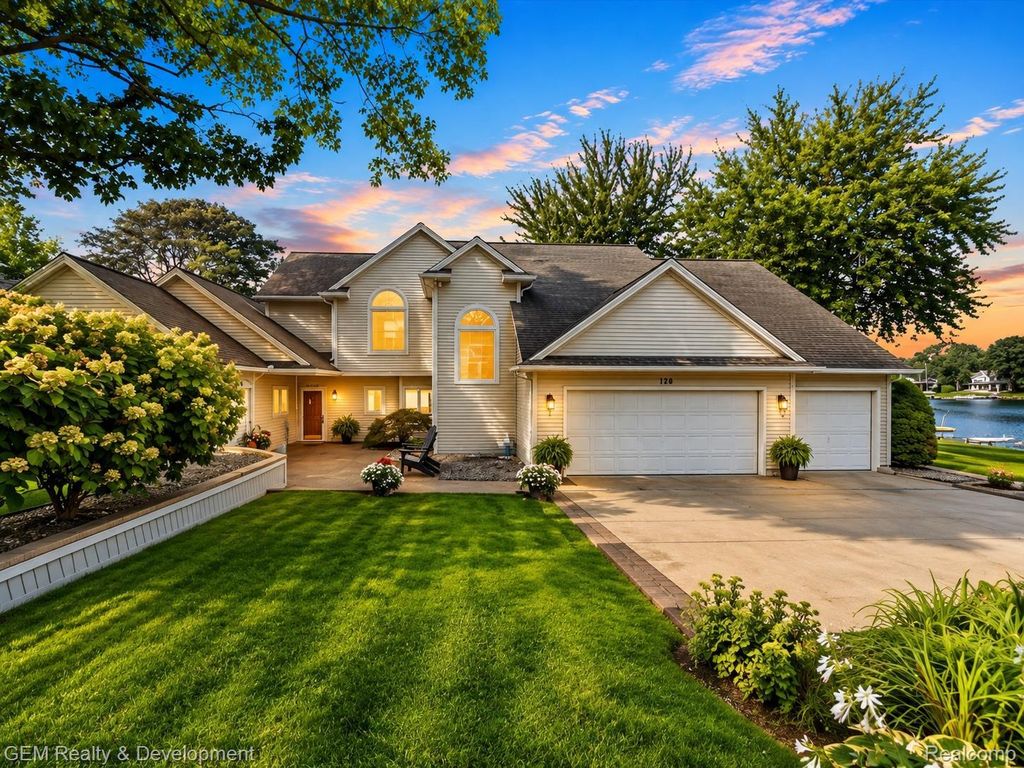 146 Castlewood Drive, Columbia township